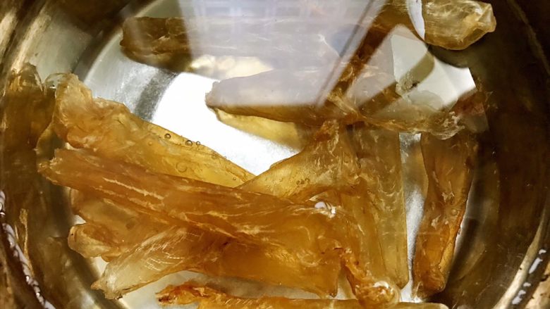 红枣枸杞花胶奶冻,加入纯净水泡发1个小时