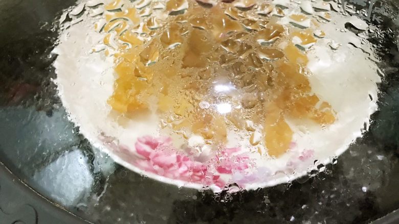 红枣枸杞花胶奶冻,泡发的花胶放在盘子里加入几片姜,水开后隔水蒸8分钟