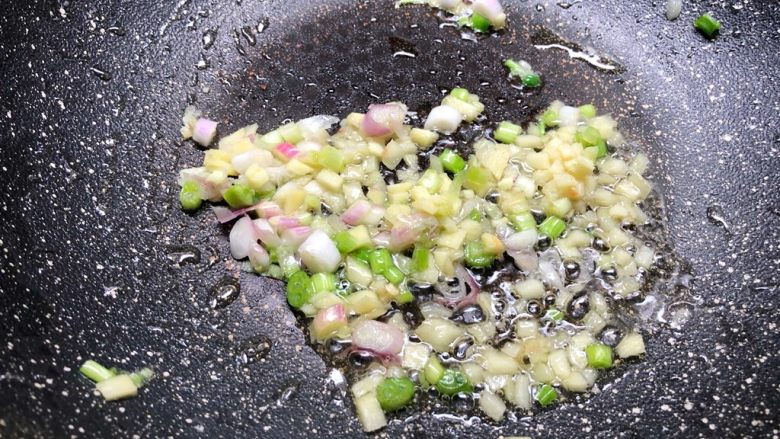 花样茄子,把油倒掉,锅里剩少许底油,放入姜末和葱白爆香