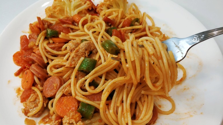家常意面,也可以加点花菜和肉一起炒,超级好吃!
