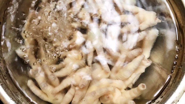 网红果香酸辣凤爪,捞出冲凉后反复淘洗至没有油脂,鸡爪过大的可以一分为二