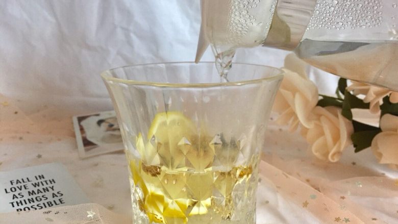 夏日必饮柠檬菊花水,然后冲入杯中