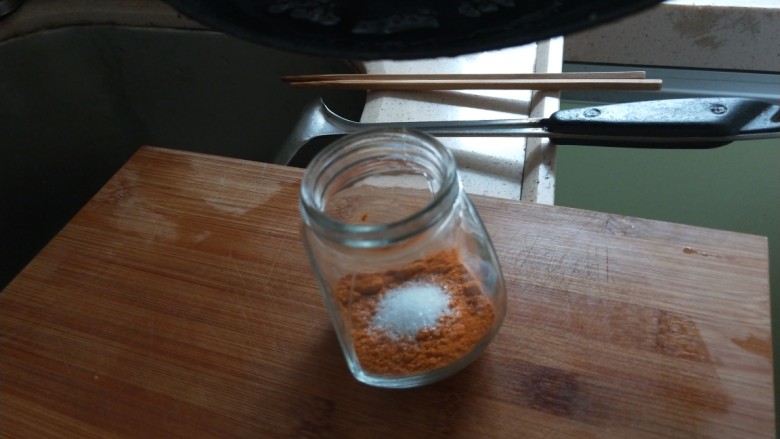 开胃酸辣拌茄子,将烧沸热油加入辣椒粉中,搅拌均匀