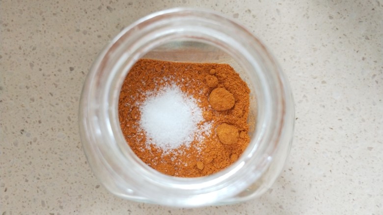 开胃酸辣拌茄子,准备一个碗,加入适量辣椒粉和盐,(我用的是密封玻璃瓶,之后可以密封储存)