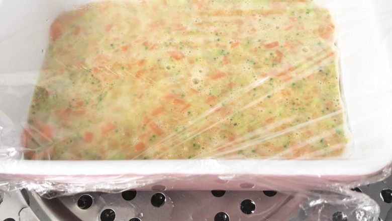 三文鱼杂蔬小方,盖上保鲜膜,放入蒸锅蒸20分钟