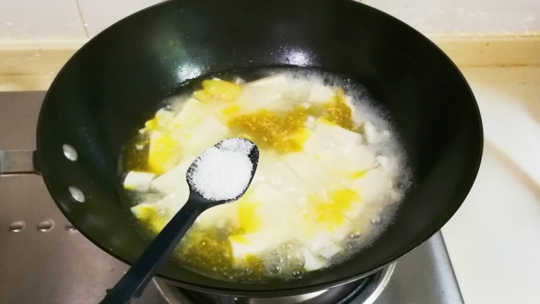 清香茼蒿豆腐,放一小勺盐烧开,继续烧一分钟