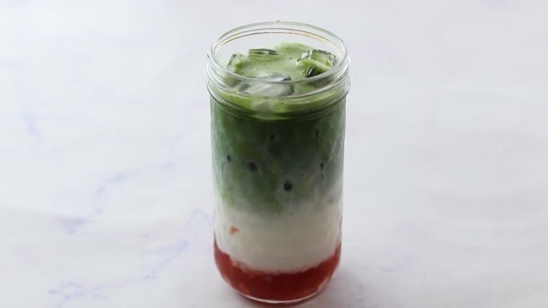 抹茶莓果冰饮,将抹茶液倒入杯子里