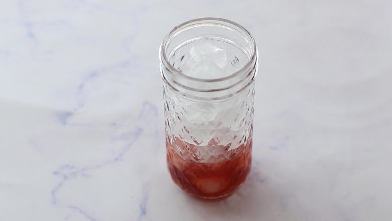 抹茶莓果冰饮,加入<a style='color:red;display:inline-block;' href='/shicai/ 12035'>冰块</a>至九分满