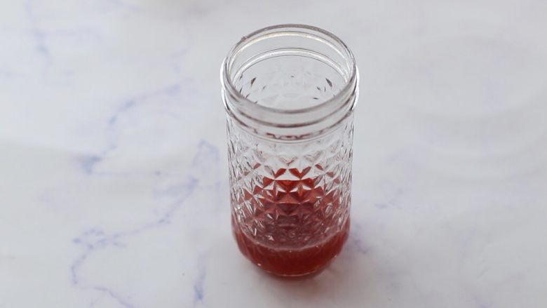 抹茶莓果冰饮,杯子底部放入<a style='color:red;display:inline-block;' href='/shicai/ 2869'>草莓酱</a>和水，搅拌均匀