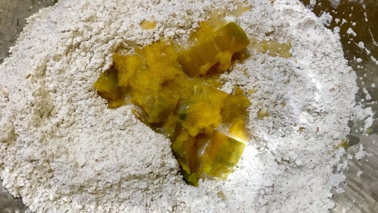 麦麸馒头南瓜馒头,把酵母倒入粉中。直接把南瓜倒入面粉,一边拌一边倒,不要一下子全倒下去,万一水太多就没救了😂😂
