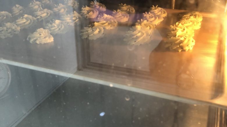 黑芝麻咸香曲奇,放入提前预热的烤箱,160度烤20-25分钟即可,最后五分钟要注意观察上色情况,温度根时间根据自家烤箱脾气灵活调整