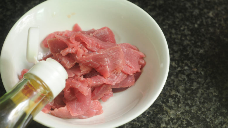 豌豆烧牛肉,牛肉丝里加入<a style='color:red;display:inline-block;' href='/shicai/ 718'>料酒</a>