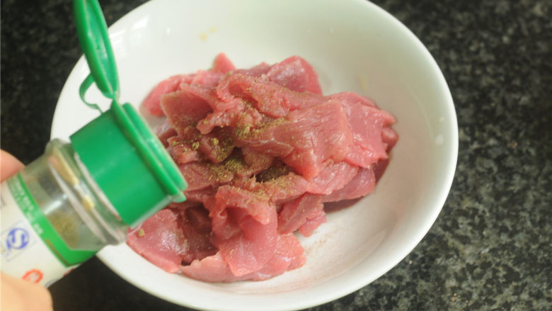 豌豆烧牛肉,撒入<a style='color:red;display:inline-block;' href='/shicai/ 134340'>黑胡椒粉</a>