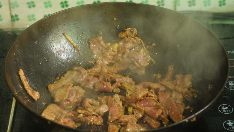 豌豆烧牛肉,加热<a style='color:red;display:inline-block;' href='/shicai/ 705'>豆瓣酱</a>炒出香味，将牛肉丝倒进去，转大火翻炒，至牛肉变色