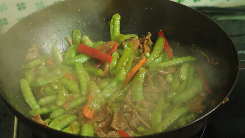 豌豆烧牛肉,加入豌豆翻炒两分钟