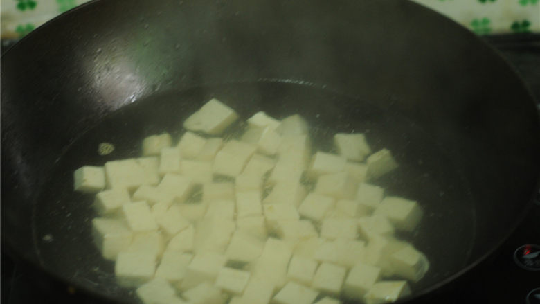 双色 豆腐,烧开一锅水,将豆腐块放入锅里汆烫