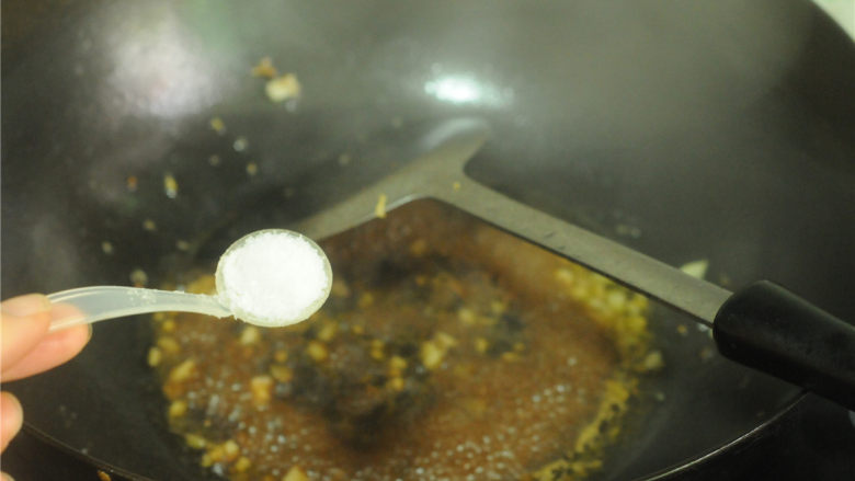 双色 豆腐,加入豆瓣酱炒出酱色,加盐,烧开