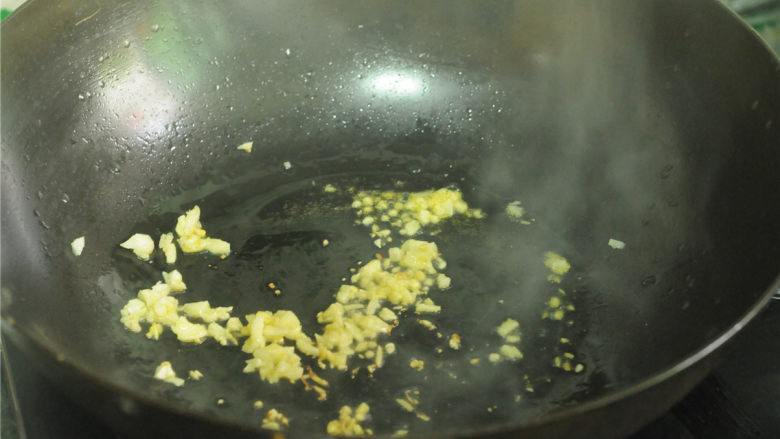 双色 豆腐,油锅烧热,爆香姜蒜末