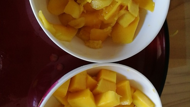 夏日消暑,芒果西米露,取出果肉