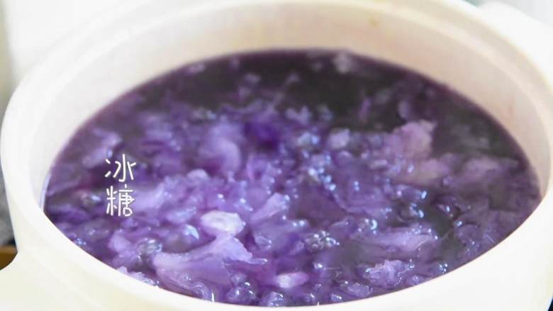 热腾腾还是冰冰凉,怎么都好喝,放入冰糖,继续搅拌。