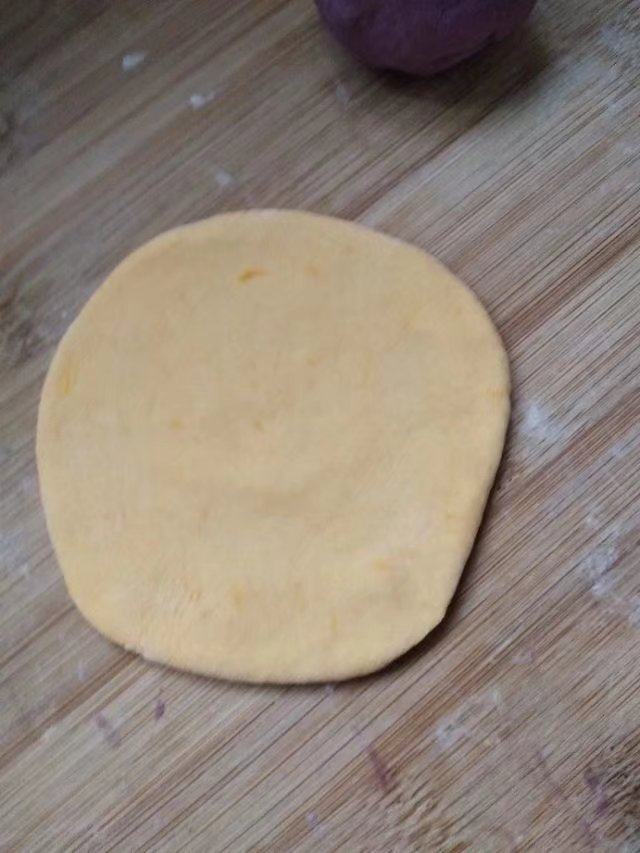 开口笑馒头,把黄面团擀成圆片,紫色的揉成球