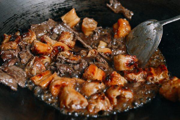 油条牛柳,加入油条,翻炒10-20秒即可。