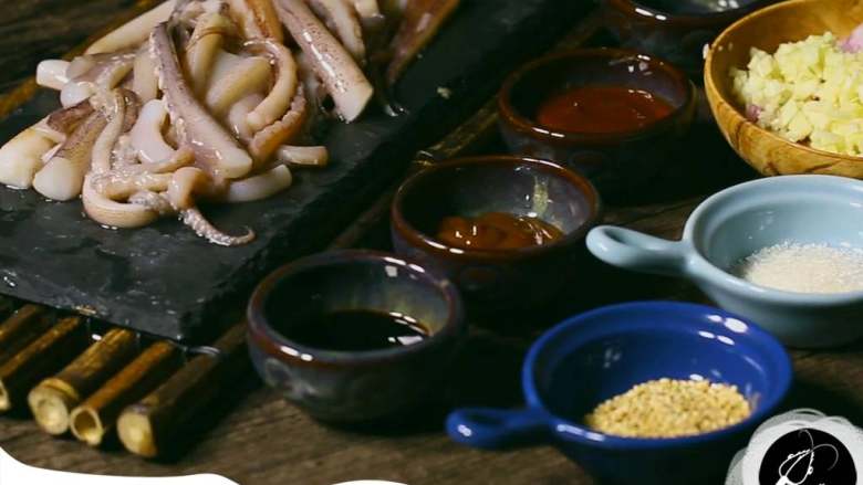 没有铁板在家一样能吃到铁板鱿鱼,按照图片上面准备好食材