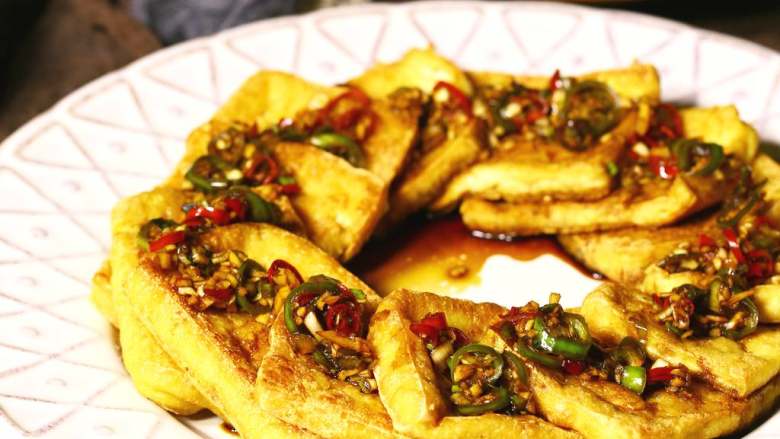 香煎豆腐低脂脆皮豆腐,放上之前调制好的酱汁
注:酱汁时间不要超过半小时,不然蒜会变味道,本人不是很喜欢