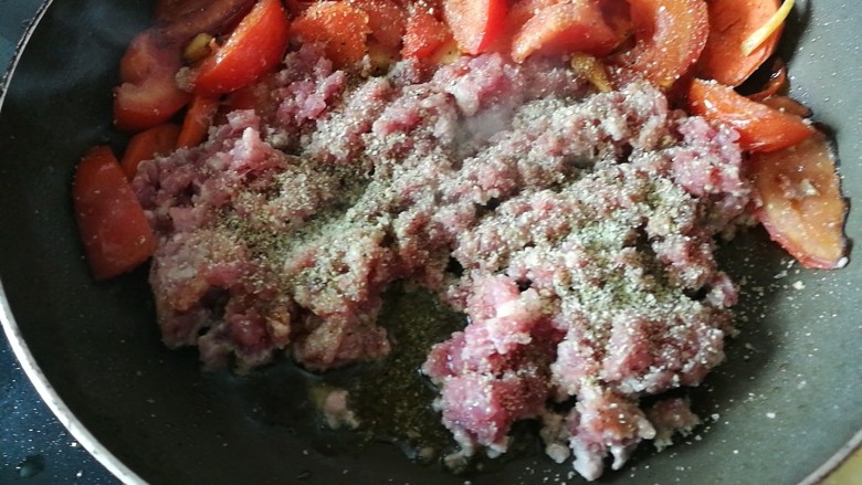 快手餐,番茄黄瓜肉酱意面,撒上香草大蒜粉和盐
