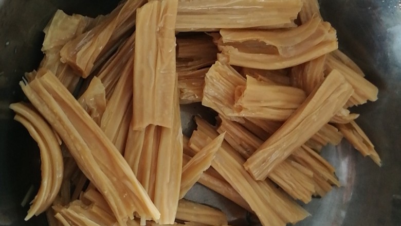 快手餐,番茄黄瓜肉酱意面,<a style='color:red;display:inline-block;' href='/shicai/ 4199'>豆腐皮</a>用温水泡软