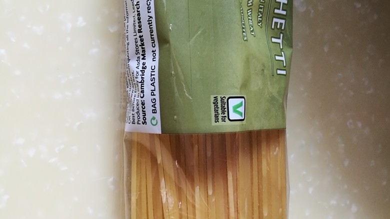 快手餐,番茄黄瓜肉酱意面,同时另起一锅烧水,加入一勺油一小勺盐,准备好意面