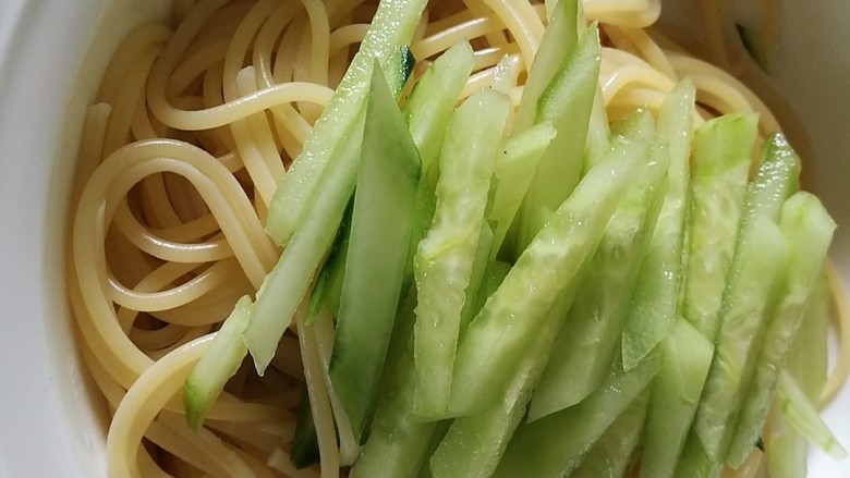 快手餐,番茄黄瓜肉酱意面,摆上黄瓜丝,浇上橄榄油