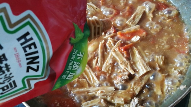 快手餐,番茄黄瓜肉酱意面,这个时候肉酱也煮好啦,加入番茄酱