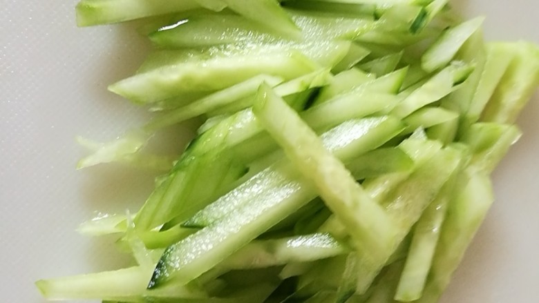 快手餐,番茄黄瓜肉酱意面,切丝