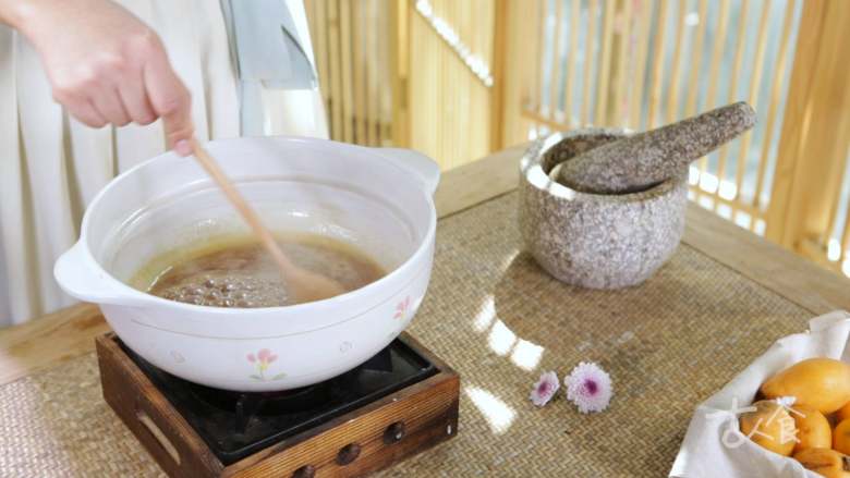 【枇杷糖】当枇杷遇上麦芽糖,夏天只剩清凉,中火烧开,用漏勺将泡沫打掉,转小火慢熬;