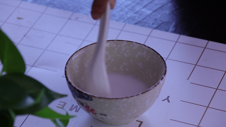 做麻婆豆腐好吃的方法,大多数人都不知道,少许淀粉加入两倍的清水搅拌成水淀粉备用
