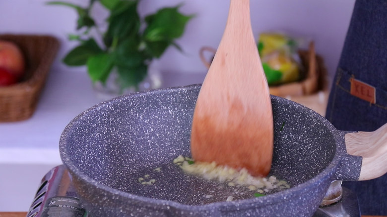 做麻婆豆腐好吃的方法,大多数人都不知道,炒锅中放油适量,放入姜蒜末炒出香味