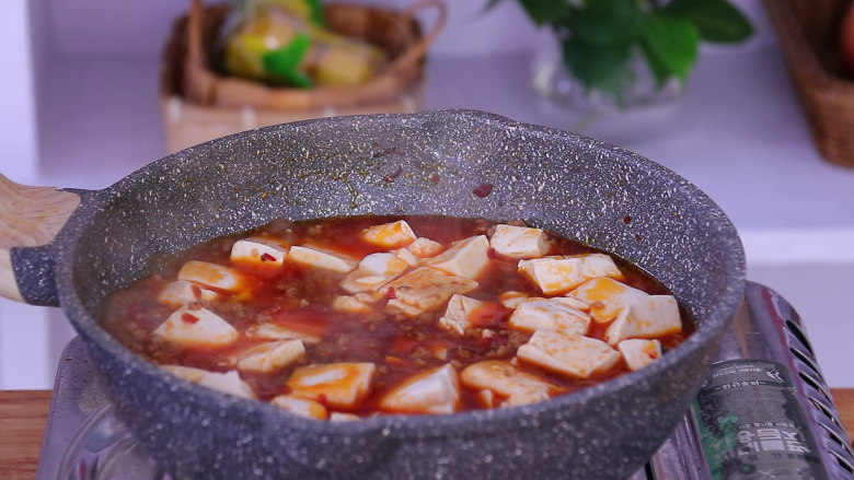 做麻婆豆腐好吃的方法,大多数人都不知道,再加入豆腐,加入少许鸡精调味,转中火煮两分钟