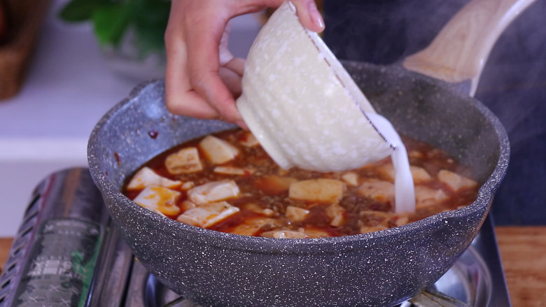 做麻婆豆腐好吃的方法，大多数人都不知道,加入之前调配好的水淀粉