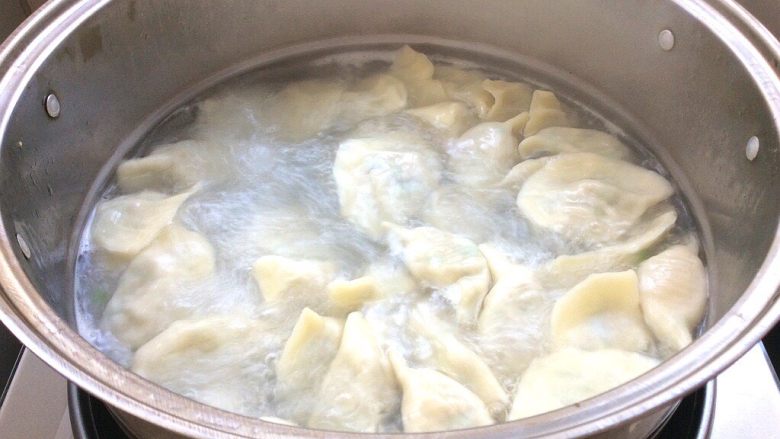绿豆芽大肉饺子,烧水煮饺子,