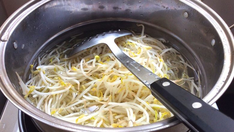绿豆芽大肉饺子,焯一下水,捞出过冷水后沥干水分,剁碎挤干水分备用