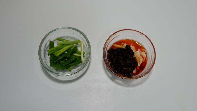 双鲜藕片,<a style='color:red;display:inline-block;' href='/shicai/ 3232'>香葱</a>切成段,姜去皮切丝,蒜瓣拍散