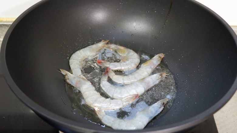 双鲜藕片,起锅热油,下入大虾