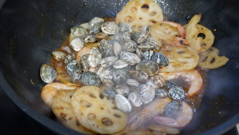 双鲜藕片,加入花蛤翻炒至开口