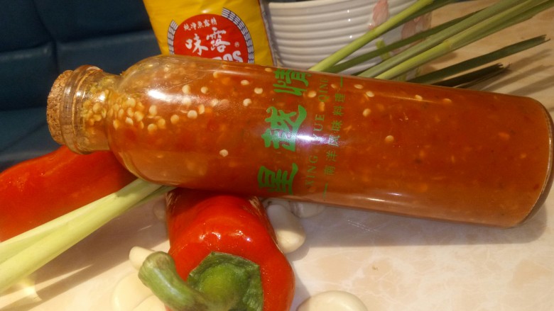 泰式无骨酸辣风爪
,制作凤爪汁这个过程食材比较多想学的可以关注交流