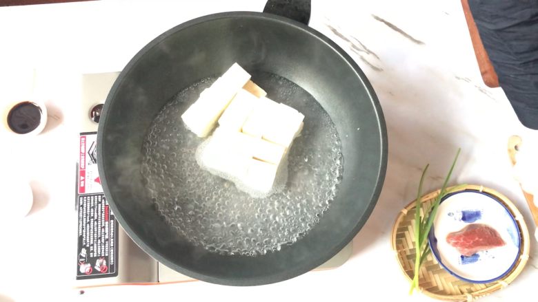 麻婆豆腐,水开后放入豆腐