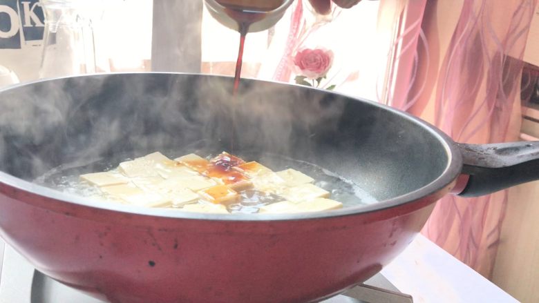 麻婆豆腐,加入1汤匙<a style='color:red;display:inline-block;' href='/shicai/ 692'>酱油</a>增色去豆腥味