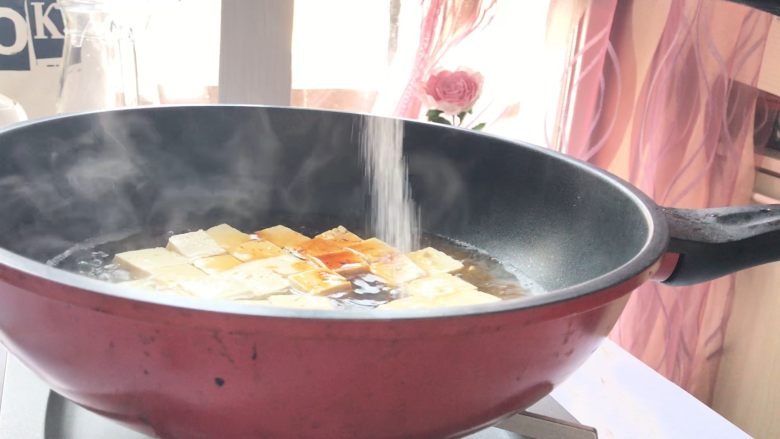 麻婆豆腐,加入1茶匙盐调味