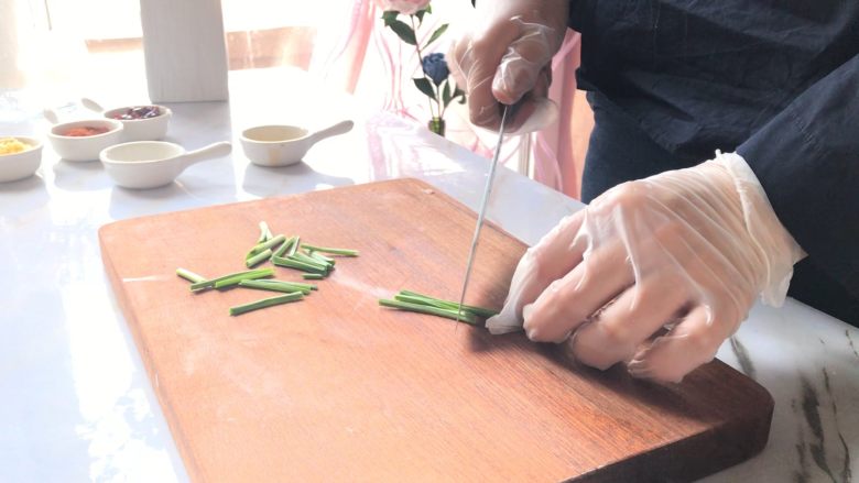 麻婆豆腐,蒜叶切段