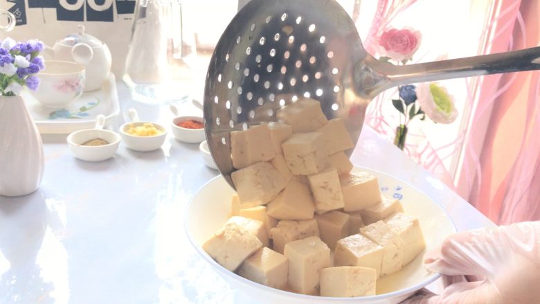 麻婆豆腐,沥水备用